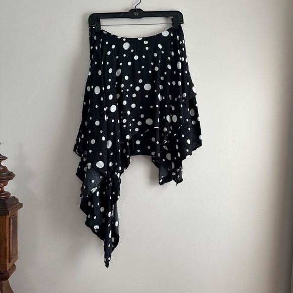 Lovers + Friends • Albany Skirt in Black Polka Dot - Picture 4 of 9